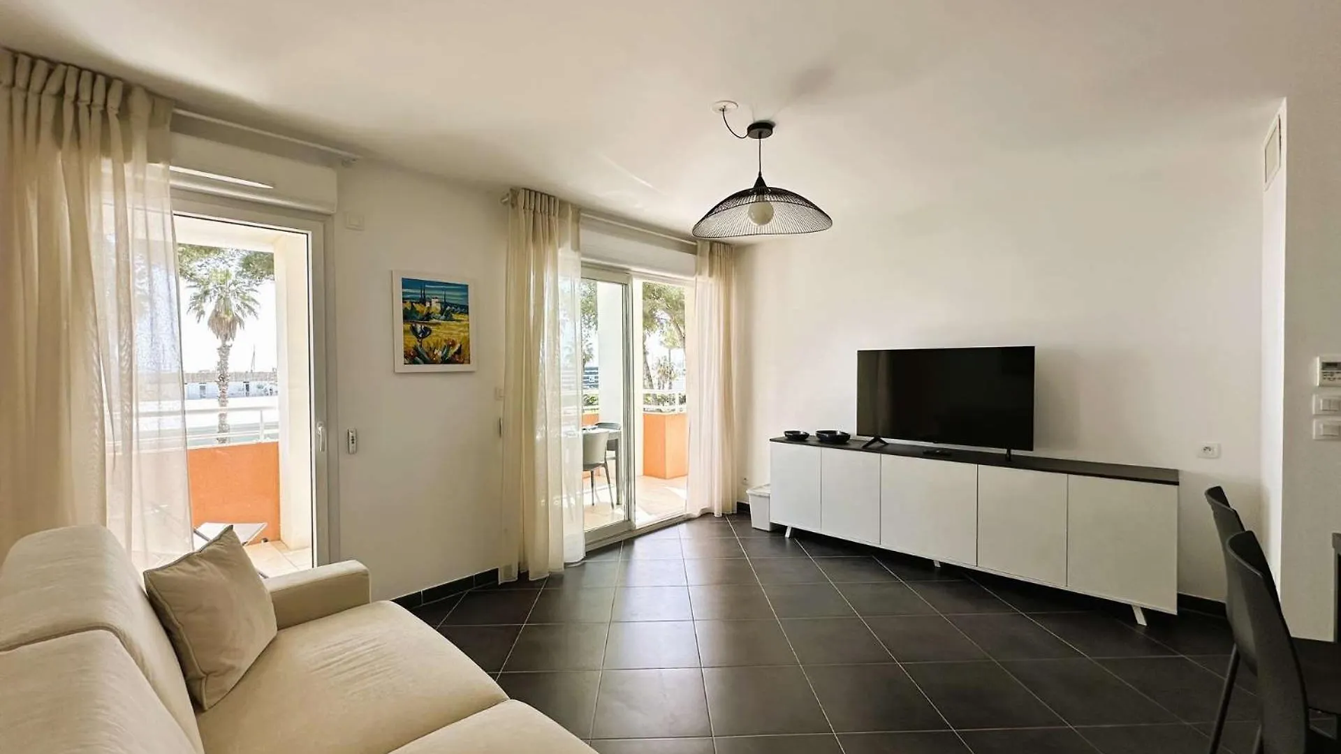 Le Palm, Appartement Climatise Pour 4 Personnes Avec Vue Mer Et Piscine Sur Le Port D'Hyeres France