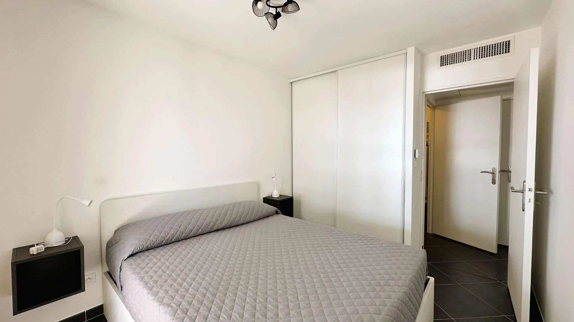 Apartament Le Palm, Appartement Climatise Pour 4 Personnes Avec Vue Mer Et Piscine Sur Le Port D'Hyères Francja