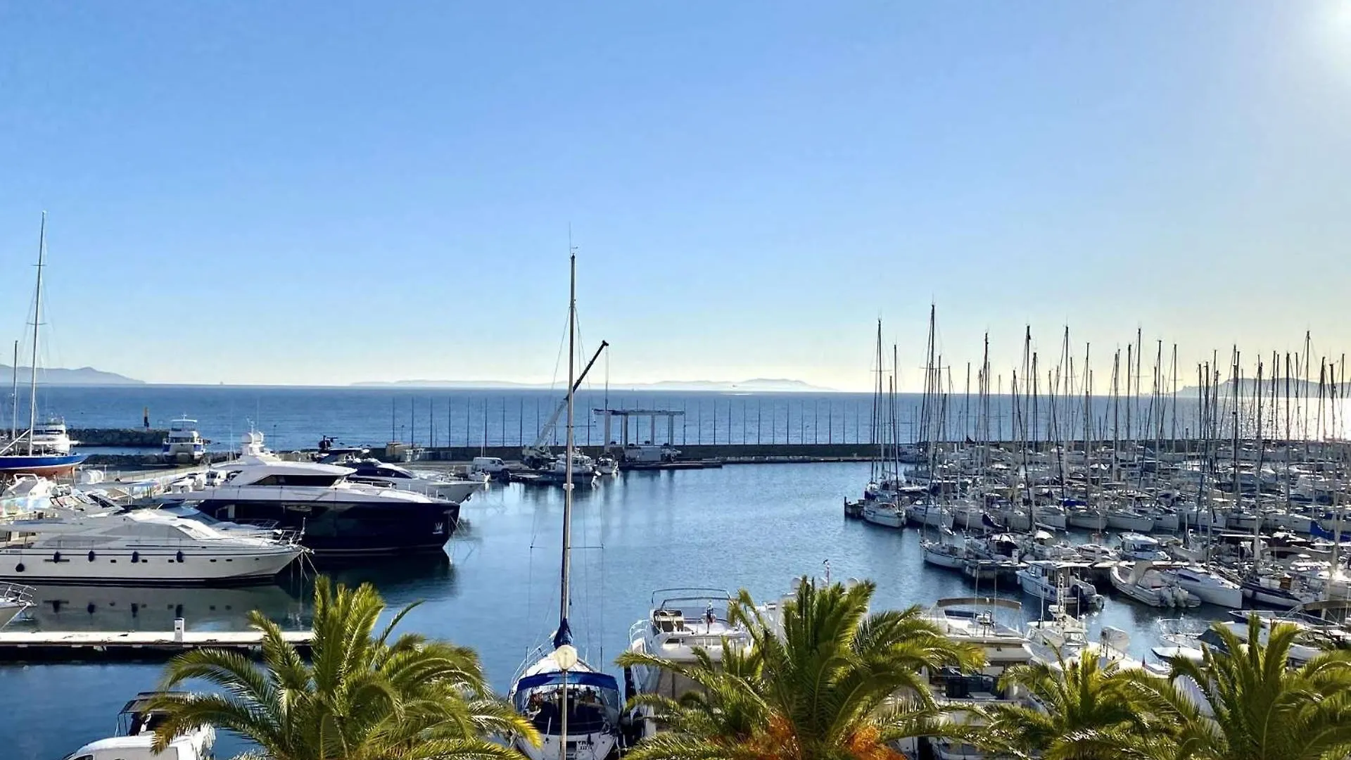 Le Palm, Appartement Climatise Pour 4 Personnes Avec Vue Mer Et Piscine Sur Le Port D'Hyères