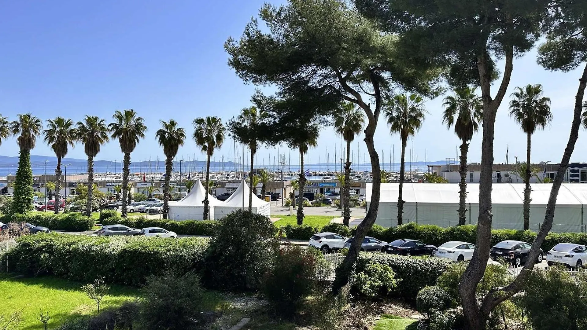 Le Palm, Appartement Climatise Pour 4 Personnes Avec Vue Mer Et Piscine Sur Le Port D'Hyères
